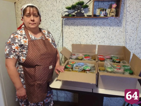 Саратовские женщины передали защитникам домашнюю выпечку и витаминные заготовки