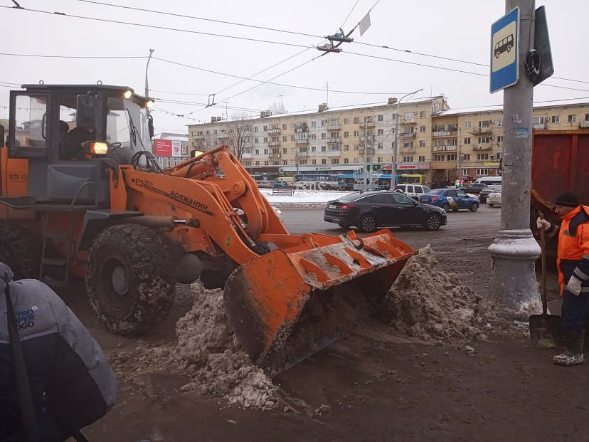 Саратовским дорожникам хватит песко-соляной смеси до конца зимы