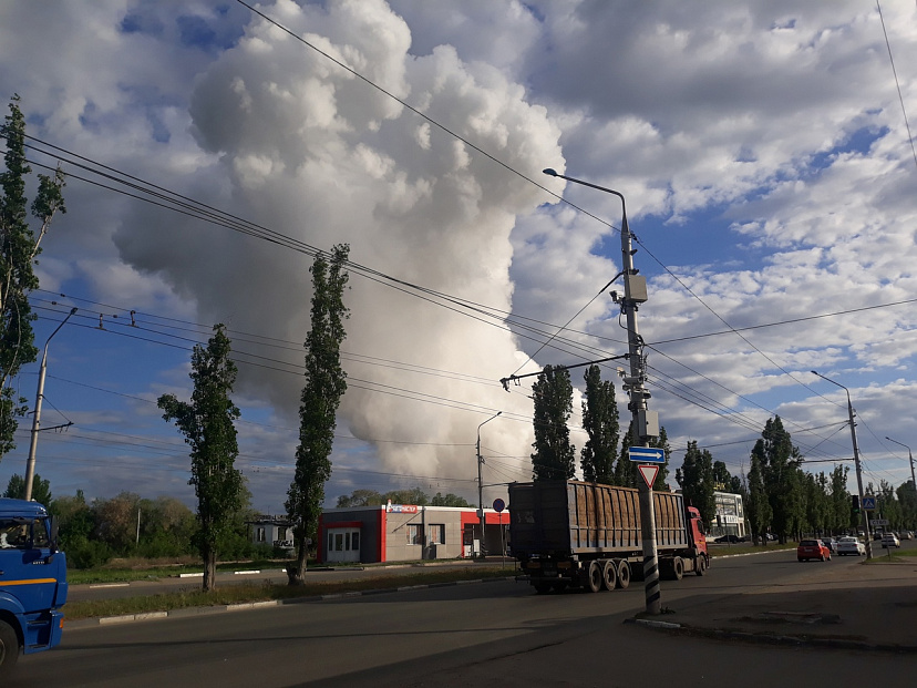 Под Саратовом крупный пожар уничтожил склад