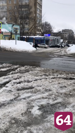 В Саратове «скорые» не могут проехать по дороге с полуметровой колеей