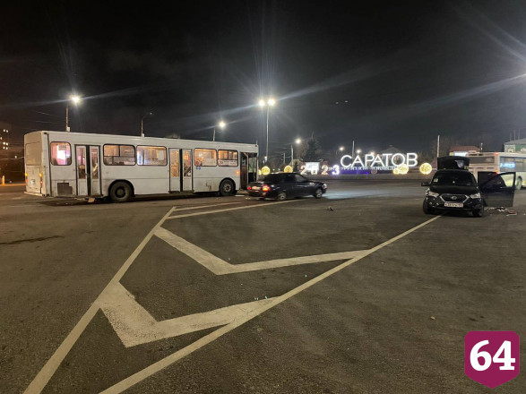 Перед мостом в Саратове произошло ДТП с автобусом