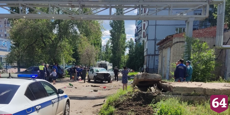 Водитель кроссовера погиб после наезда на тепловую камеру под Саратовом