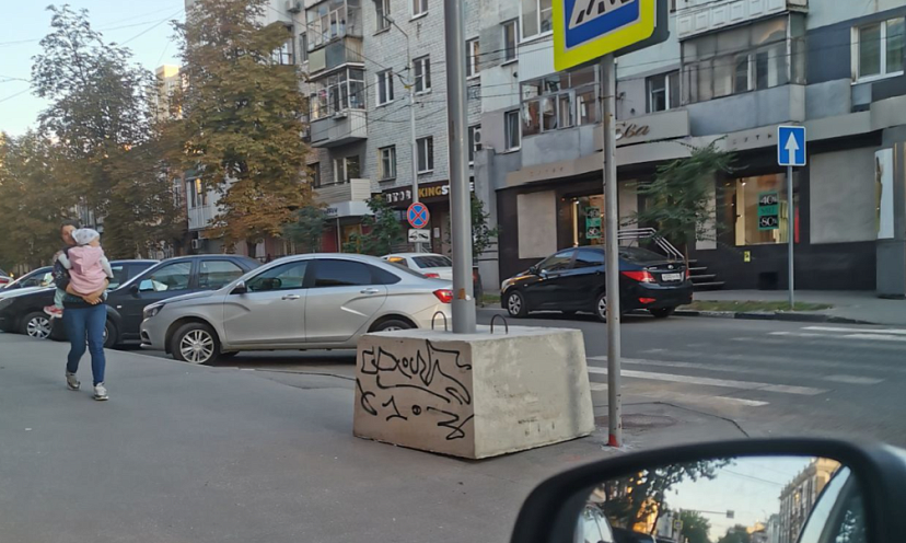 Саратовцев заинтересовали странные столбы 