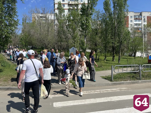 Тысячи саратовцев пришли в День Победы к мемориалу «Журавли» 