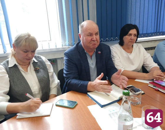 Работу саратовских чиновников при господдержке сравнили с пением песен 
