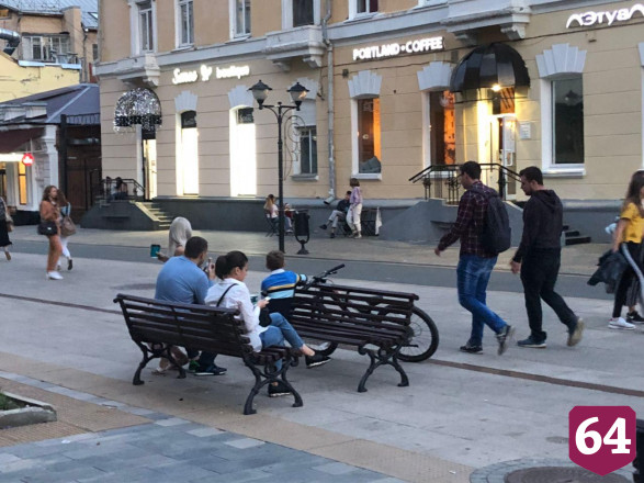 Жители Саратова снова вышли на прогулку без масок