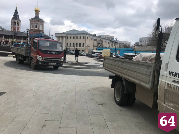 Мэр Саратова показал провалившийся асфальт и мусорные завалы