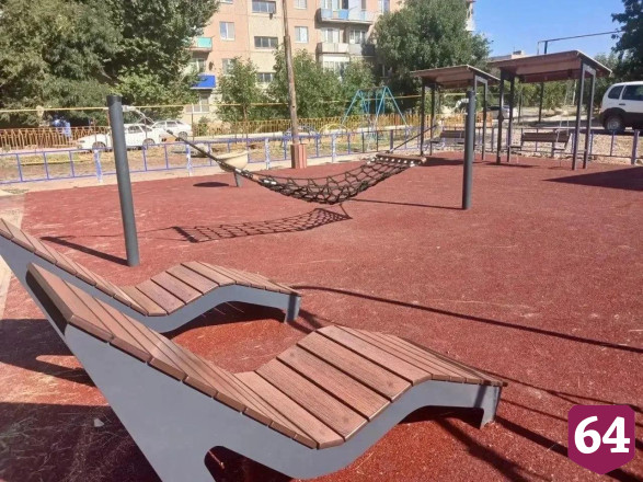 По инициативе жителей между многоэтажками сделали площадку с гамаком и батутом