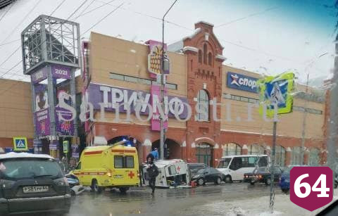 Пациент скорой помощи скончался после ДТП в центре Саратова