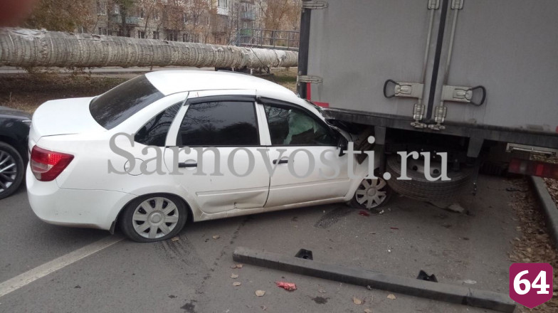 В Саратове легковушка влетела под грузовик