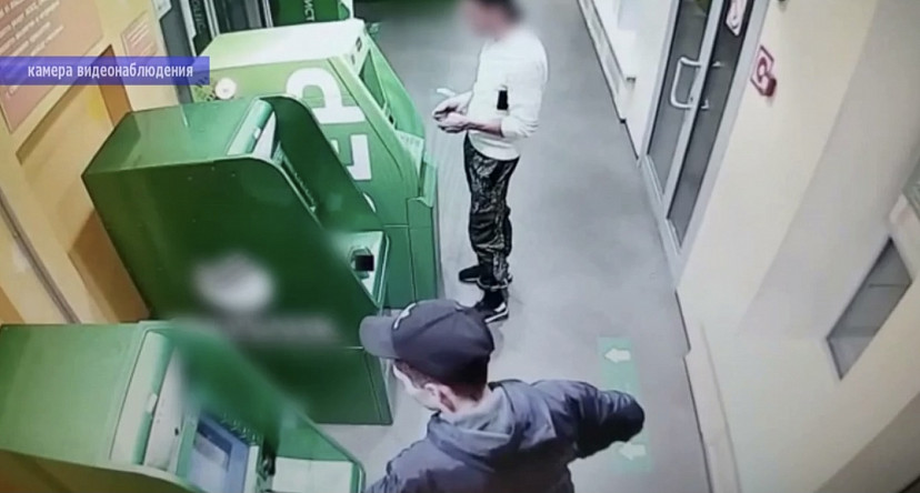 В Саратове юноша подобрал пин-код к карте и обворовал знакомого