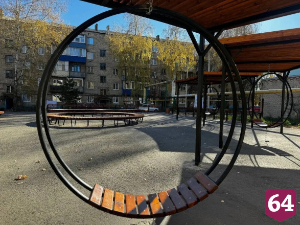 В городе на месте пустыря сделали зону отдыха с необычными элементами дизайна