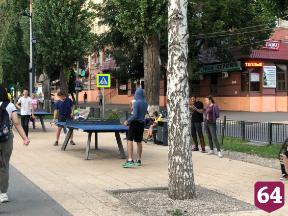 Жители Саратова снова вышли на прогулку без масок