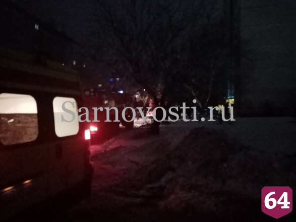 В Саратове при пожаре в многоэтажке погибла женщина