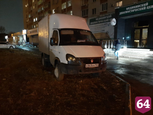 Жители Энгельса просят наказать автохама за парковку на газоне