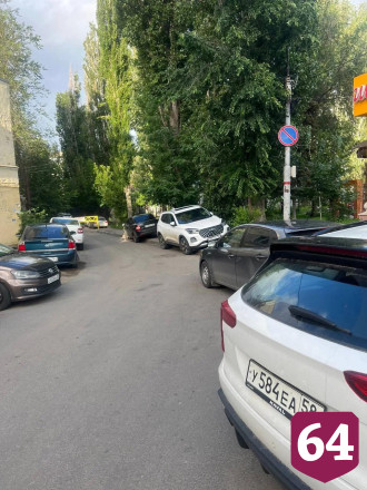 В Саратове автохамы оккупировали тротуар у сквера