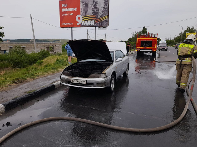 Под Саратовом пожарные ехали с вызова и потушили горящую иномарку