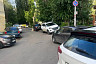В Саратове автохамы оккупировали тротуар у сквера