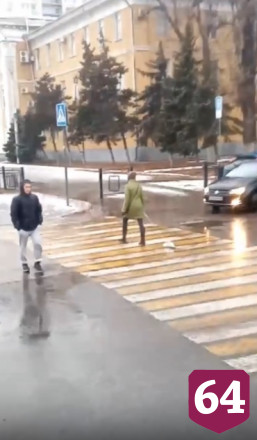 Девушка «выгуливала» по улицам Саратова утюг