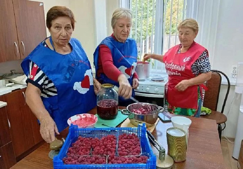 Саратовские пенсионерки из 230 кг малины сварили варенье для участников спецоперации