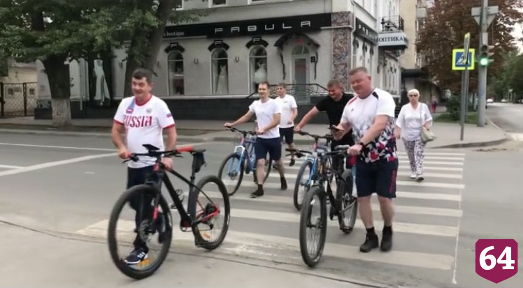 Глава Саратова на велосипеде проверил ремонт тротуаров