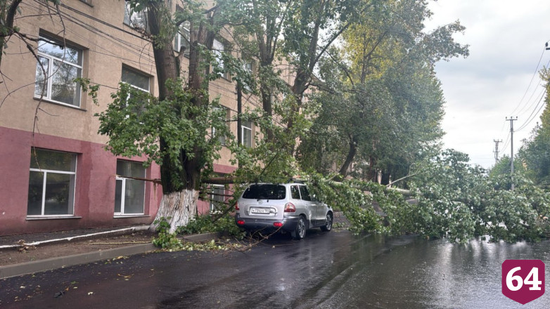 Ураган снес крышу налоговой инспекции в Саратовской области