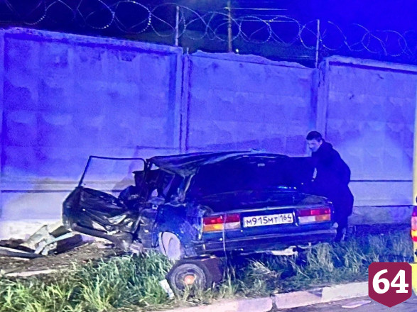 Под Саратовом молодежь на «Жигулях» врезалась в бетонный забор