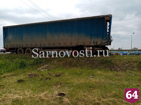 Под Саратовом уснувший водитель врезался в фуру с антисептиком