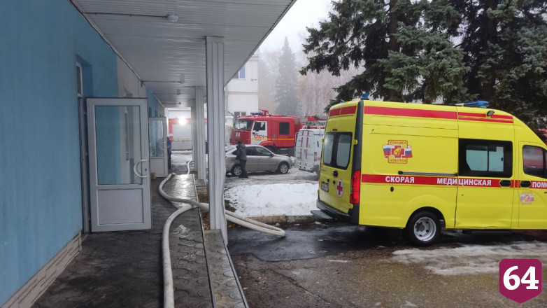 В Саратове пожарные вывели женщину из горящей сауны