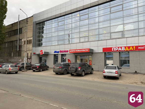 В Саратове автохамы оккупировали тротуары у магазинов