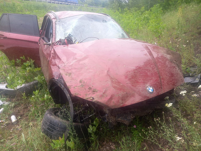Под Саратовом автоледи опрокинула BMW в кювет