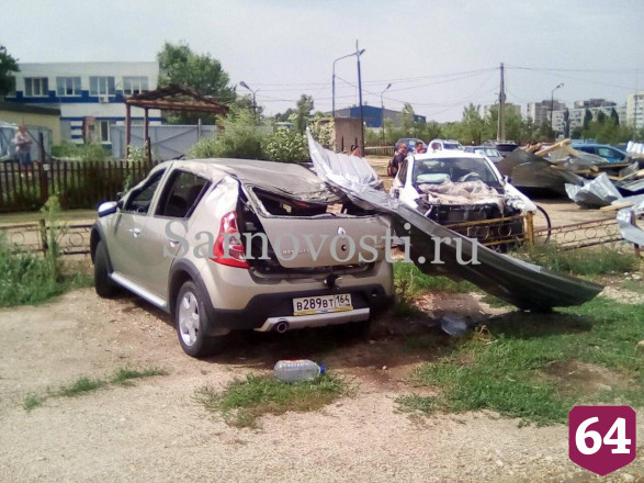 На стоянке ураган перевернул 8 автомобилей и травмировал 4 человек 