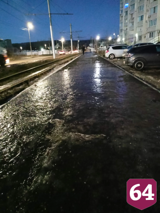 Саратовцы занимаются фигурным катанием на обледеневших тротуарах