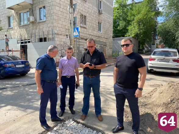 В центре Саратова вскрышные работы ведутся без ограждения 