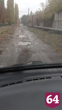Автомобилист из Энгельса показал разбитую дорогу к стадиону и детсаду