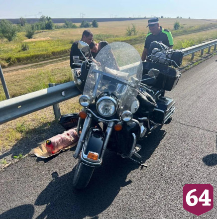 Саратовские автоинспекторы помогли байкерам устранить поломку на трассе