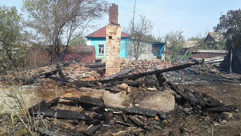 Неизвестный спалил дом на улице Центральной
