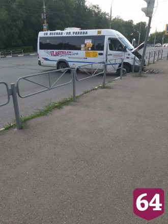В Саратове маршрутка снесла дорожное ограждение