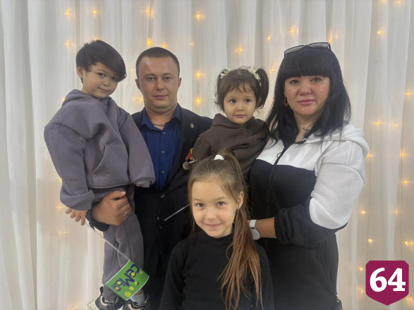 Ветерана СВО признали лучшим папой Саратовской области