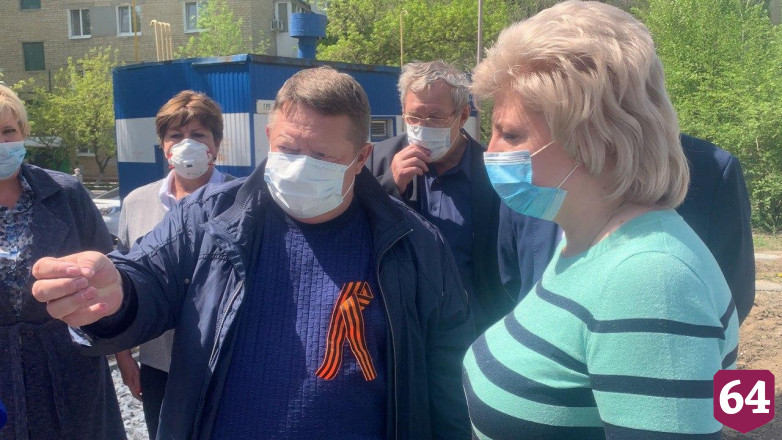 Жители Саратова пожаловались на нерасторопность строителей при ремонте тротуаров
