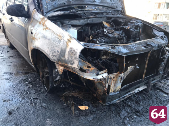 На улице Пушкина ночью сгорели 2 автомобиля 