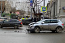 В центре Саратова автомобиль врезался в столб на тротуаре