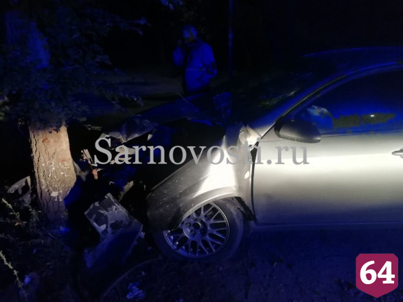 В Саратове мужчина бросил иномарку под сбитой елкой