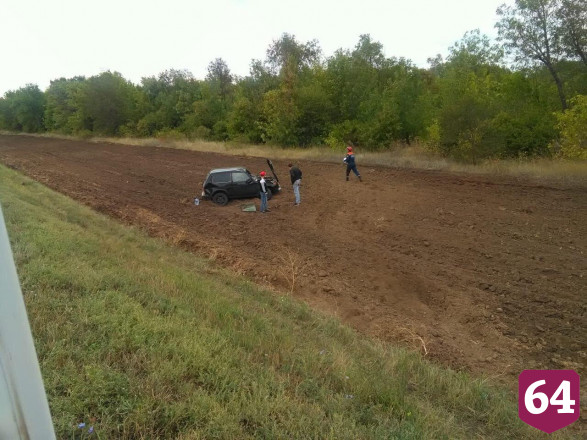 Под Саратовом автоледи опрокинула внедорожник с 2 детьми