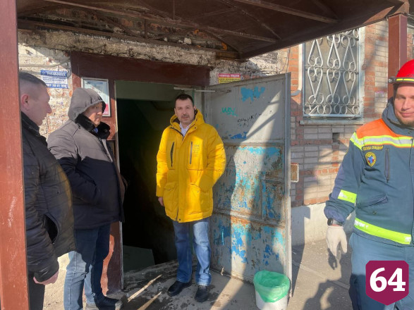 В Энгельсе восстанавливают обрушившуюся лестницу в пятиэтажке