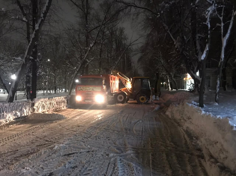 В Саратовской области снег убирали более 800 спецмашин