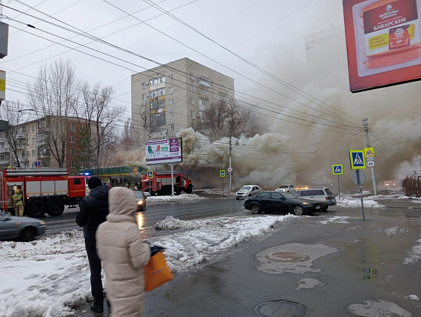 В Саратове пожарные тушили магазин пива