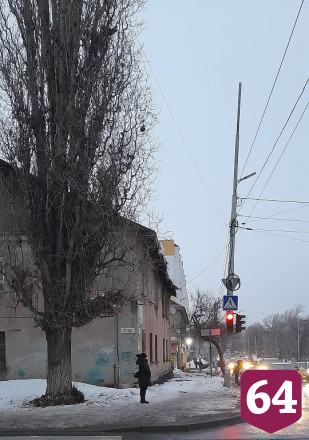 В Саратове с крыши дома со снегом сошел шифер 