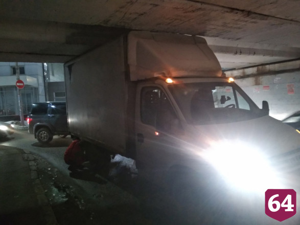 В Саратове под «мостом глупости» застрял очередной грузовик