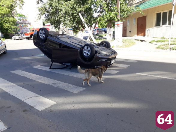 «Шкода» под управлением автоледи на перекрестке опрокинулась на крышу